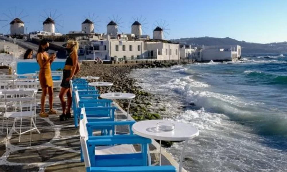 Κορονοϊός: Οι αδειούχοι φέρνουν στις αποσκευές τους τον ιό – Αυστηρές συστάσεις από τους ειδικούς